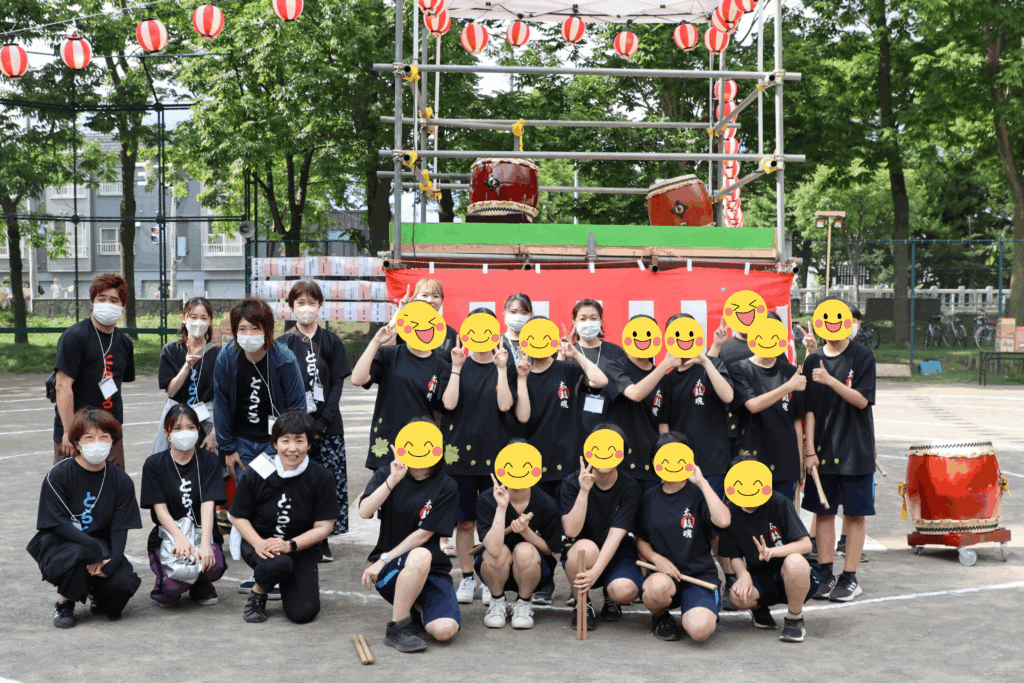 ひのまる盆踊り地元小学校の和太鼓チームとの集合写真